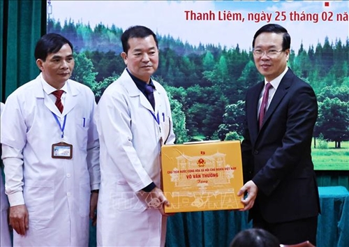 Chủ tịch nước Võ Văn Thưởng thăm, chúc mừng các y, bác sĩ tại tỉnh Hà Nam